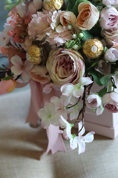 Chocolates, flowerbox z pralinami, Wiosenna Delicja, wys.33cm