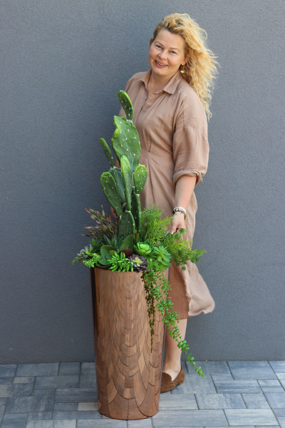 Acapulco Golderia, sukulenty z kaktusem w miedzianej donicy, wys.130cm 