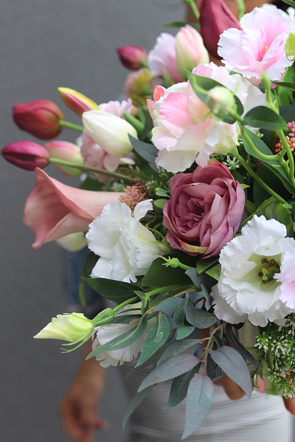 Gellia, kompozycja z gumowymi tulipanami w złotym naczyniu, wym.38x58cm