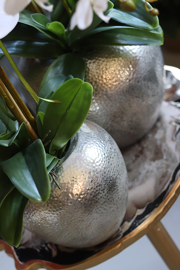 elegancki storczyk w srebrnym kulistym naczyniu, Kumari XL, wys.89cm 