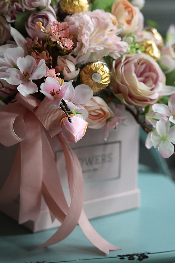 Chocolates, flowerbox z pralinami, Wiosenna Delicja, wys.33cm