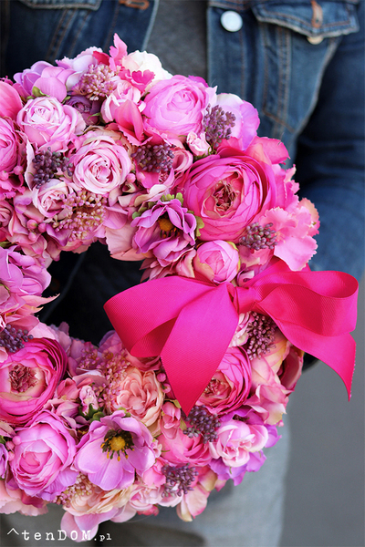 bogaty różowy wianek z kokardą, Jaskrawa Róża, śr.32cm 