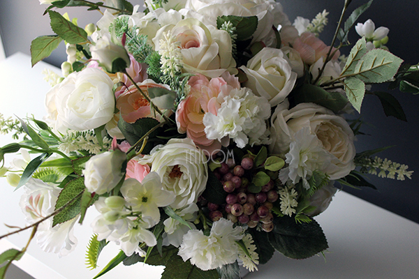 cudowna biała kompozycja kwiatowa / bukiet Edala, wys.37cm