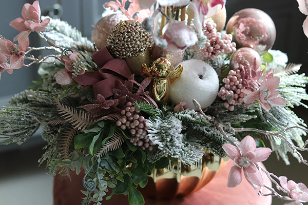 Pudrovy Glamour Winter, zimowy storczyk w złotej, eleganckiej donicy, wys.60cm