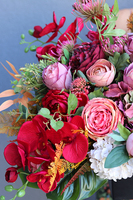 Adriana 2, elegancka kompozycja nagrobna w nasyconych barwach, wym.54x65x68cm