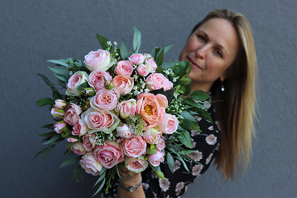 Molly, kompozycja kwiatowa w srebrnym naczyniu, wys.24cm