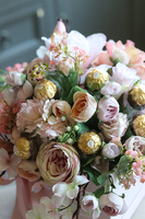 Chocolates, flowerbox z pralinami, Wiosenna Delicja, wys.33cm