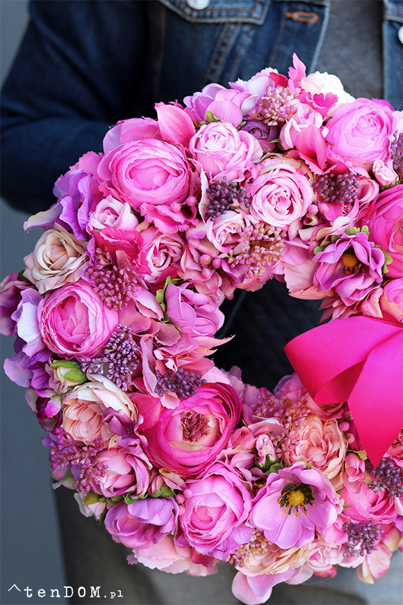 bogaty różowy wianek z kokardą, Jaskrawa Róża, śr.32cm 