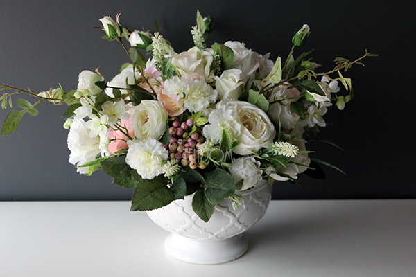 cudowna biała kompozycja kwiatowa / bukiet Edala, wys.37cm