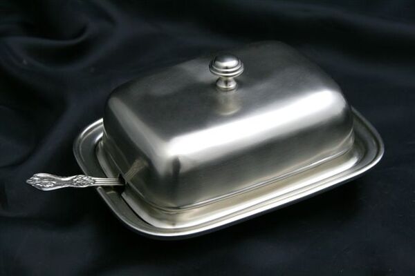 cynowana maselnica z nożykiem Valentina, Urokliwe Święta, wys.12cm 