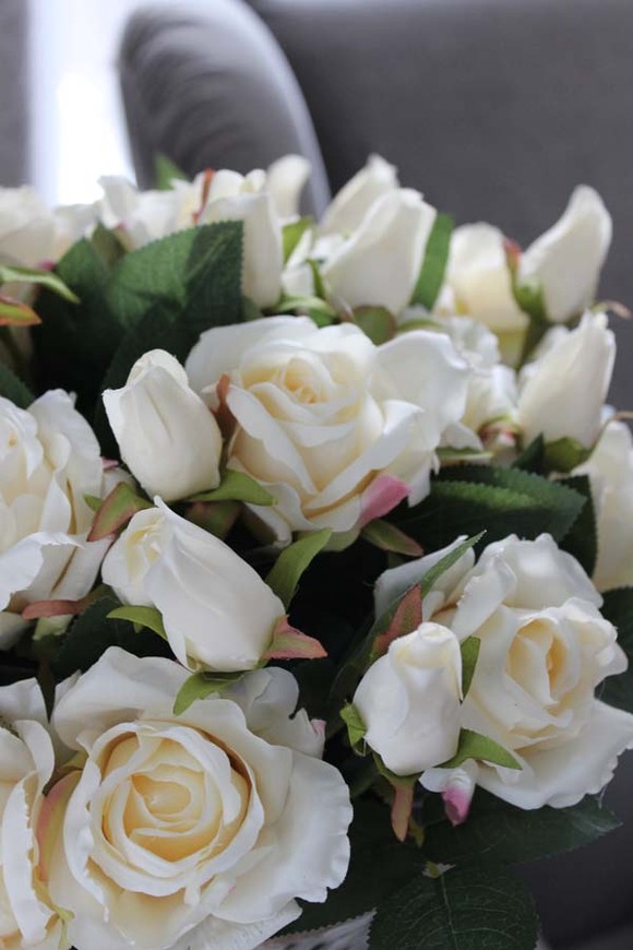 bardzo bogaty kosz z kremowymi sztucznymi różami Renetto, wys.40cm 