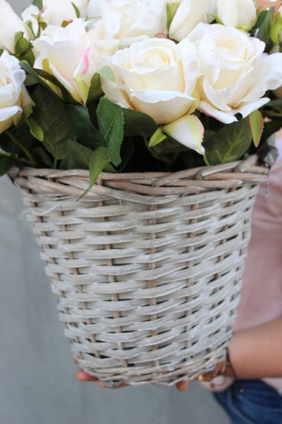 bardzo bogaty kosz z kremowymi sztucznymi różami Renetto, wys.40cm 