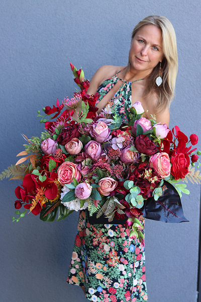 Adriana 2, elegancka kompozycja nagrobna w nasyconych barwach, wym.54x65x68cm