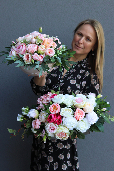 Molly, kompozycja kwiatowa w srebrnym naczyniu, wys.24cm