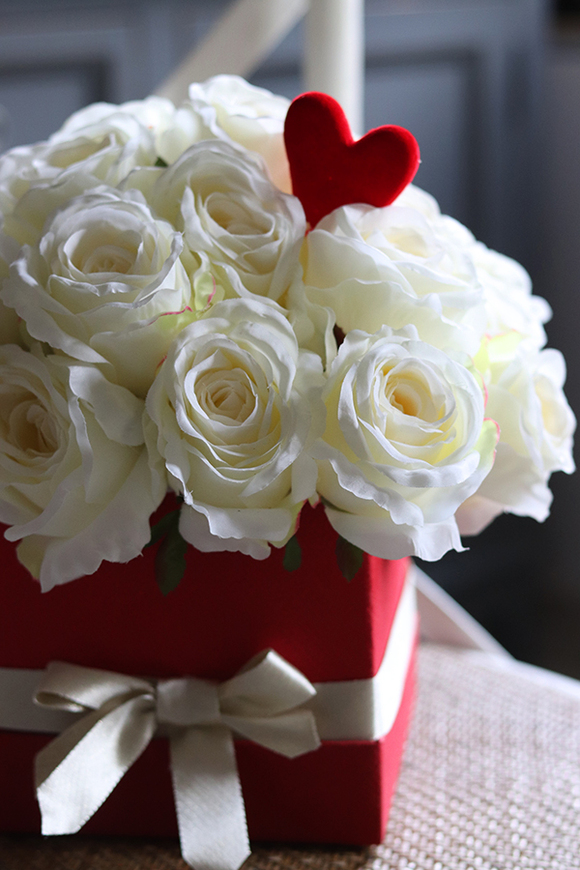 box Róże z Sercem, kremowa kompozycja róż w czerwonym pudełku, wys.30cm