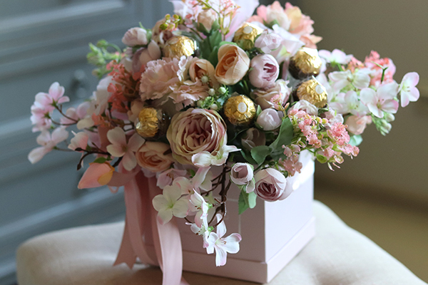 Chocolates, flowerbox z pralinami, Wiosenna Delicja, wys.33cm