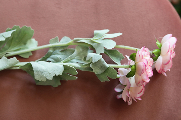 Jaskier, sztuczne kwiaty na gałązce, różowy, dł.50cm