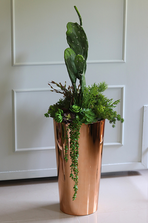 Acapulco Golderia, sukulenty z kaktusem w miedzianej donicy, wys.130cm 