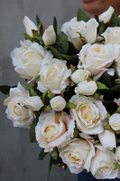 bardzo bogaty kosz z kremowymi sztucznymi różami Renetto, wys.40cm 