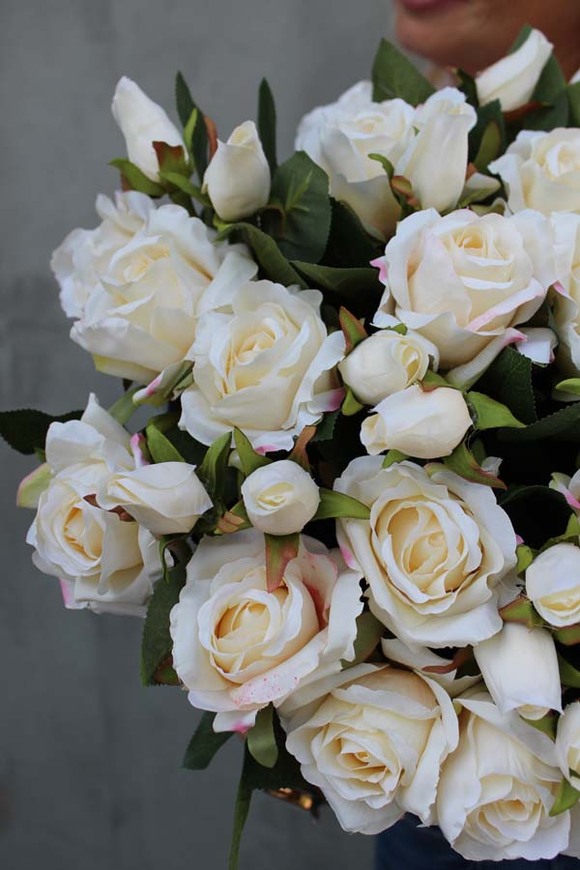 bardzo bogaty kosz z kremowymi sztucznymi różami Renetto, wys.40cm 