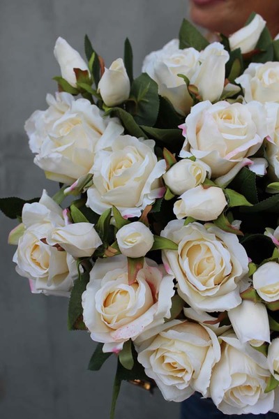 bardzo bogaty kosz z kremowymi sztucznymi różami Renetto, wys.40cm 