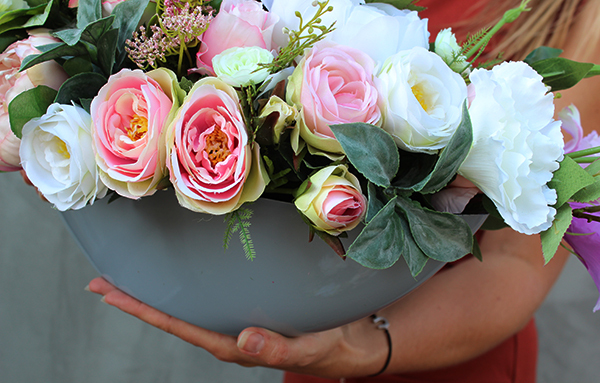 Augustyna kompozycja kwiatowa w popielatym naczyniu, dł.70cm