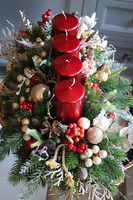 adwentowy stroik z czerwonymi świecami, France, wym.21x35x65cm