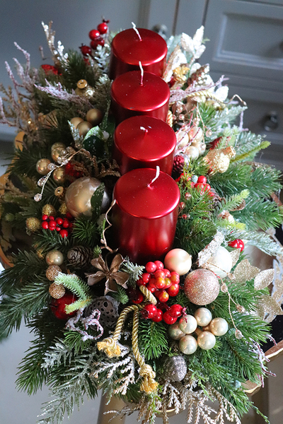 adwentowy stroik z czerwonymi świecami, France, wym.21x35x65cm