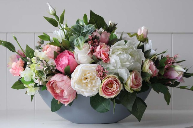 Augustyna kompozycja kwiatowa w popielatym naczyniu, dł.70cm