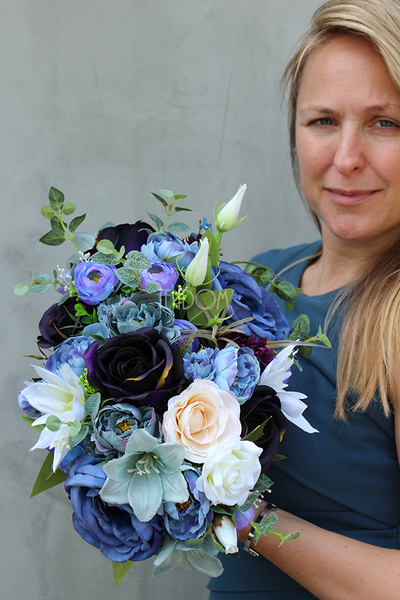 Navy Blue kompozycja kwiatowa / bukiet wys.20cm, szer.35cm