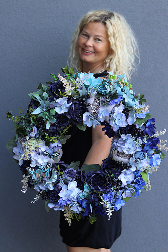 atrakcyjny kwiatowy wianek, Niebieska Łąka, śr.50cm 