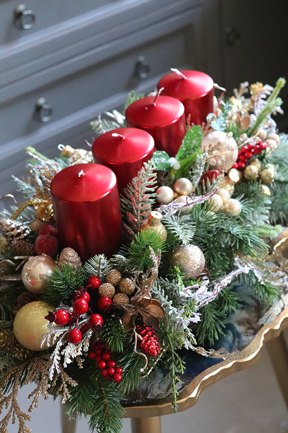 adwentowy stroik z czerwonymi świecami, France, wym.21x35x65cm