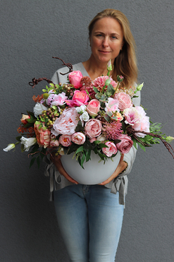 Abella Cinderella, kompozycja kwiatowa w biało-srebrnej misie, wym.50x62cm