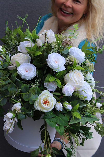 Agnes, elegancki flowebox z białymi różami, wys.50cm