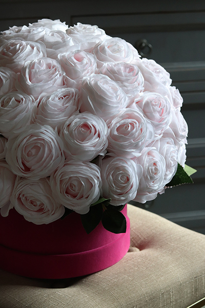 Aksamit, flowerbox welurowy z różami, wys.36cm