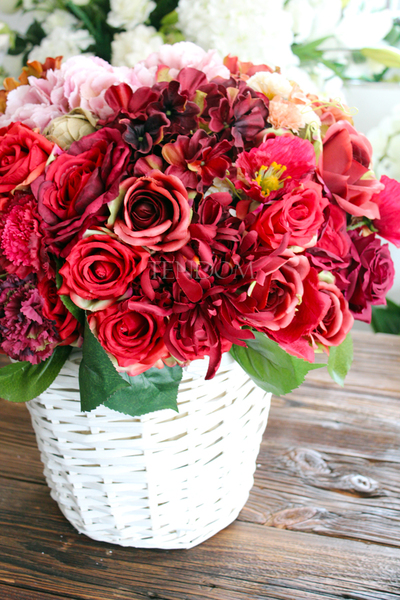 bogaty kosz z mieszanymi kwiatami Red Provance wys. 48cm 