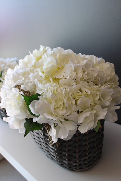 bogaty kosz Satra z białymi hortensjami, wys. 22 cm, mniejszy 