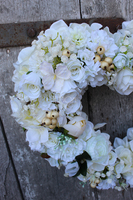 Serce White, dekoracja kwiatowa na wiklinowym spodzie, wys.32cm