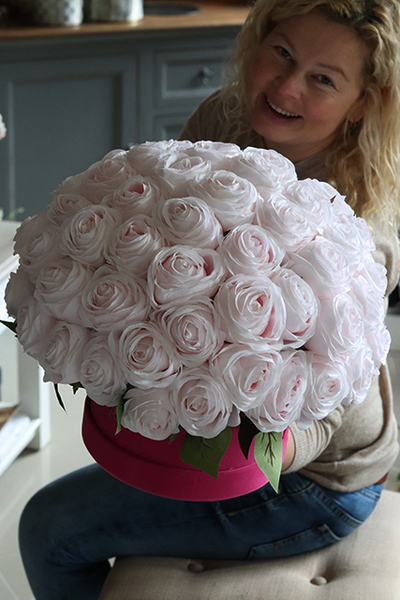Aksamit, flowerbox welurowy z różami, wys.36cm