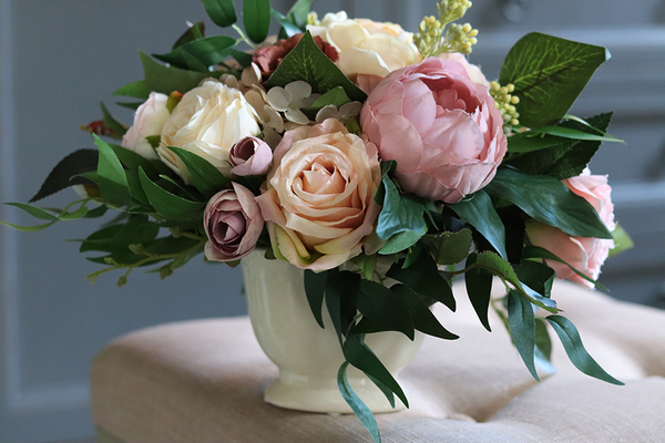 Vera Small, wytworna kompozycja w kremowej misie, wys.24cm