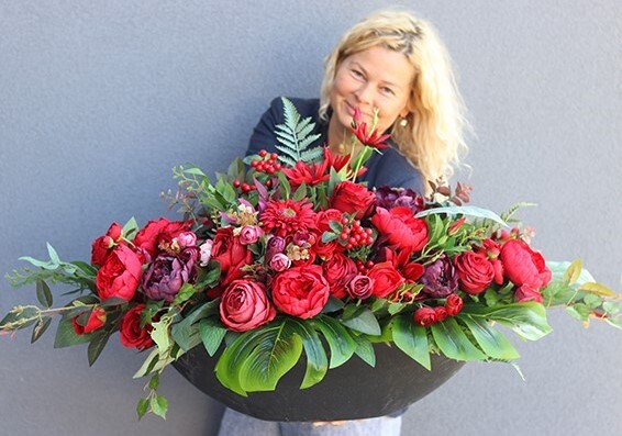 czerwona kompozycja nagrobna, Big Laos Augustina, wys.105x65x50cm  