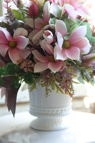 Adelita Magnolie, efektowna kompozycja kwiatowa w białym pucharze, wys.42cm