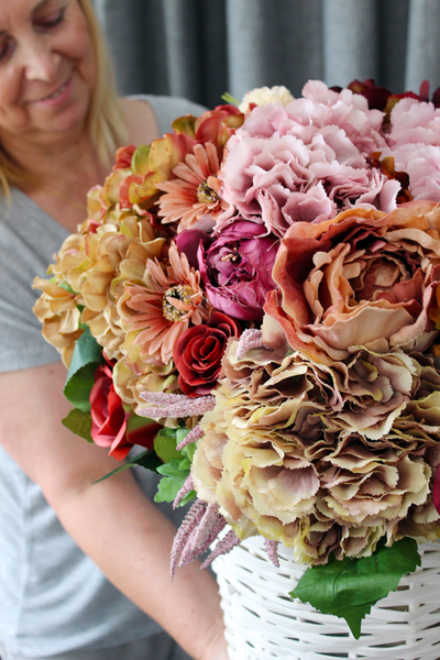 bogaty kosz z mieszanymi kwiatami Red Provance wys. 48cm 