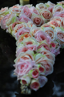 dekoracja / pogrzebowy wieniec z róż, Serce, wym.69x40cm