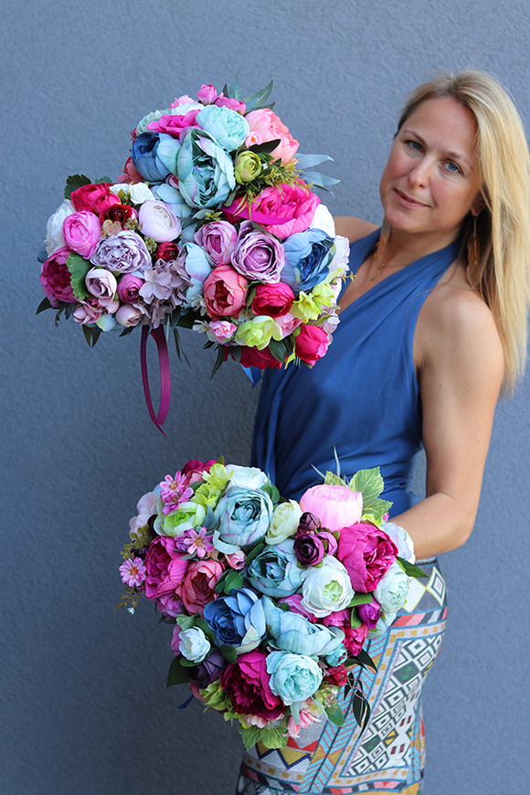 Caryca na Santorini, wypożyczenie bukietu owiniętego fioletową wstążką, wym. 26x23cm 