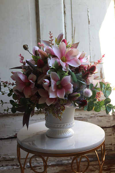 Adelita Magnolie, efektowna kompozycja kwiatowa w białym pucharze, wys.42cm