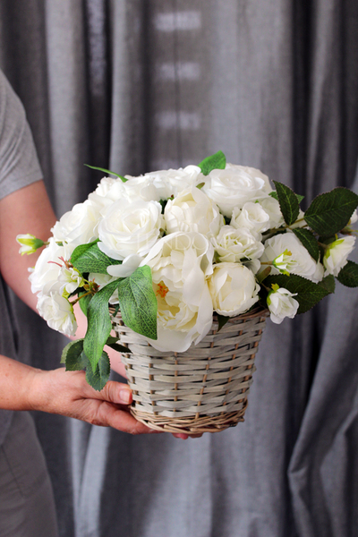 bogaty kosz z białymi różami Romance wys.26cm