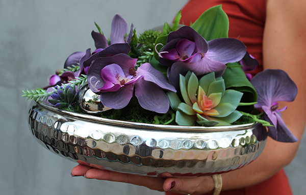 elegancka kompozycja kwiatowa z kulą Karanna Fiolet, wym.20x33cm 