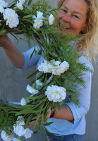 Goździki, delikatny wiosenny wianek na drzwi, śr.45cm 