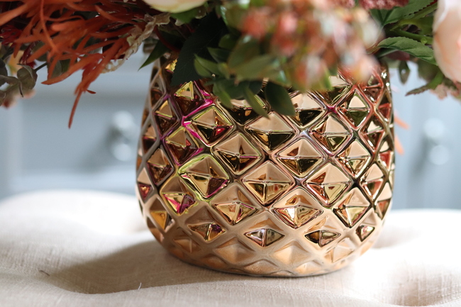 barwna kompozycja w złotej donicy, Galicja, wym. 42x62cm 